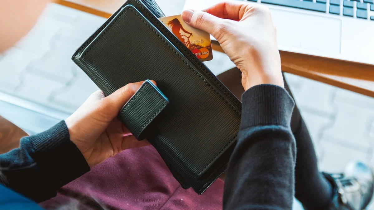 Autónoma comparando cuentas bancarias en el portátil