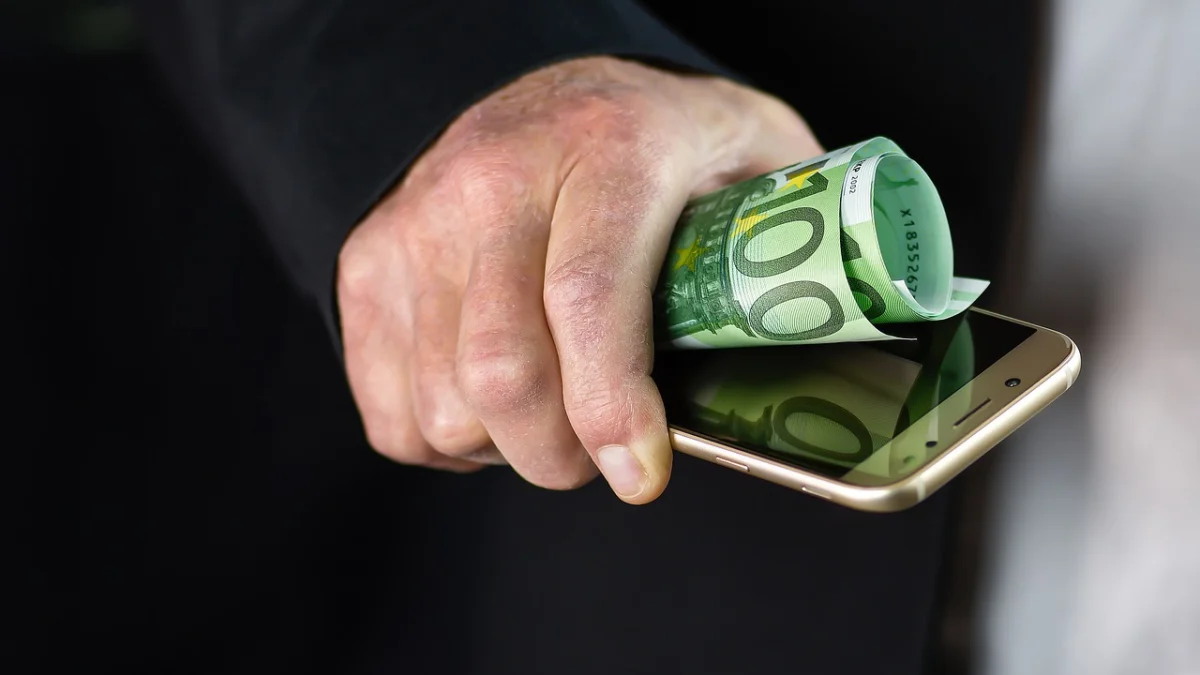 Mano sujetando un móvil con la app del banco