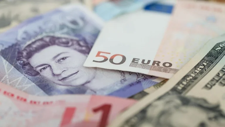 Mejores neobancos para cobrar en varias divisas