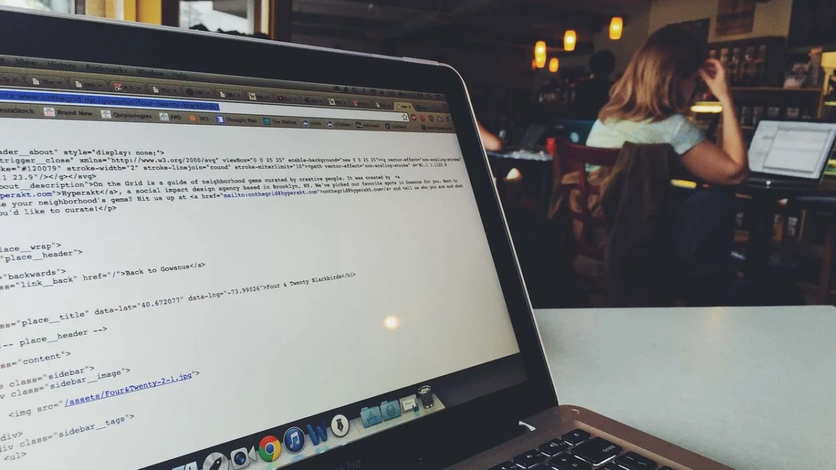 Freelance trabajando con el portátil en una cafetería