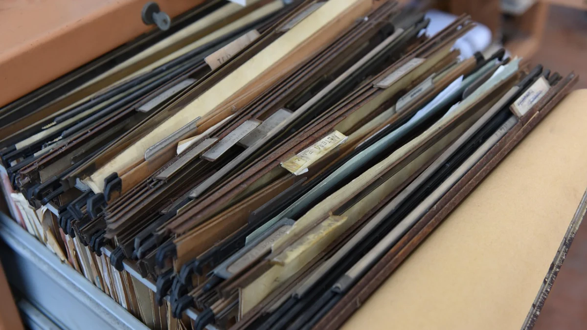 Carpetas con documentos de clientes y proveedores